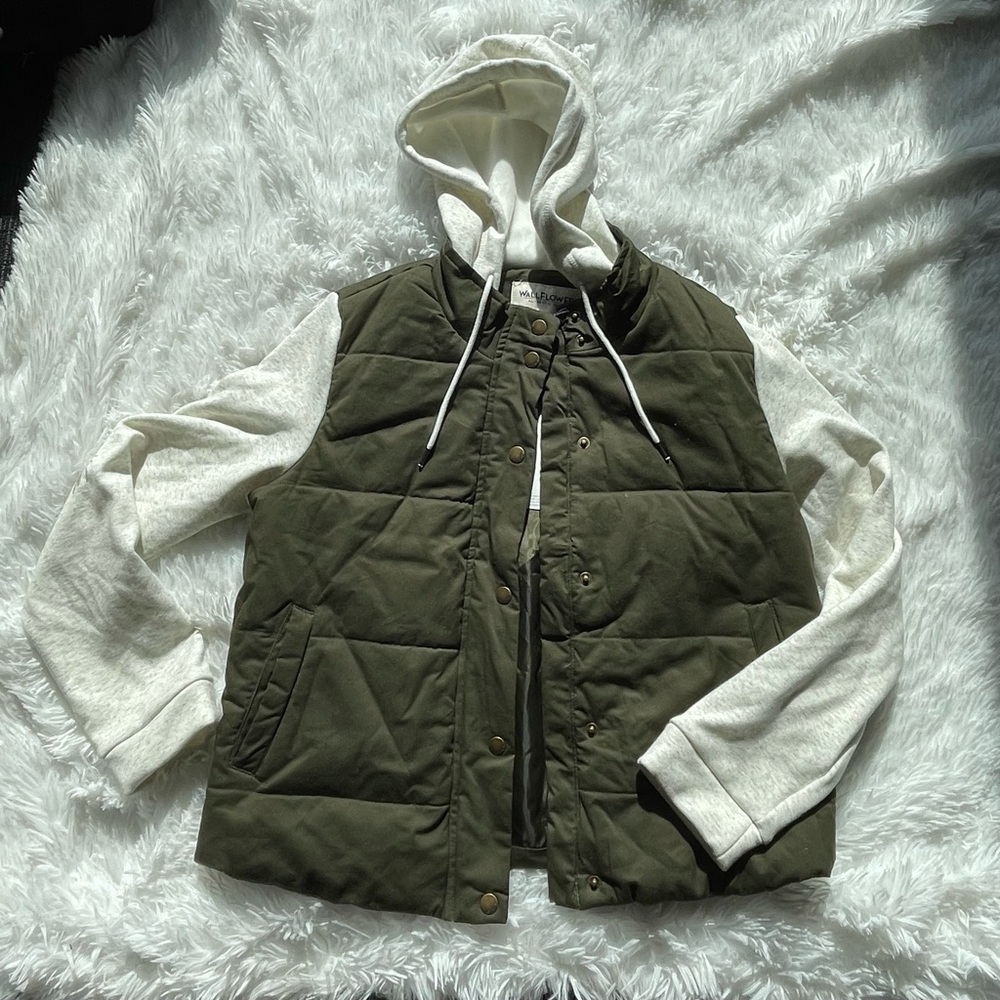 NWT Wallflower Jacket Size Youth Large Soft hood dark green and cream